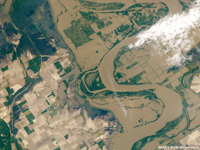 Photo of the Mississippi River overflowing and submerging agricultural fields  in Spring 2011 along the border between Tennessee and southeastern Missouri